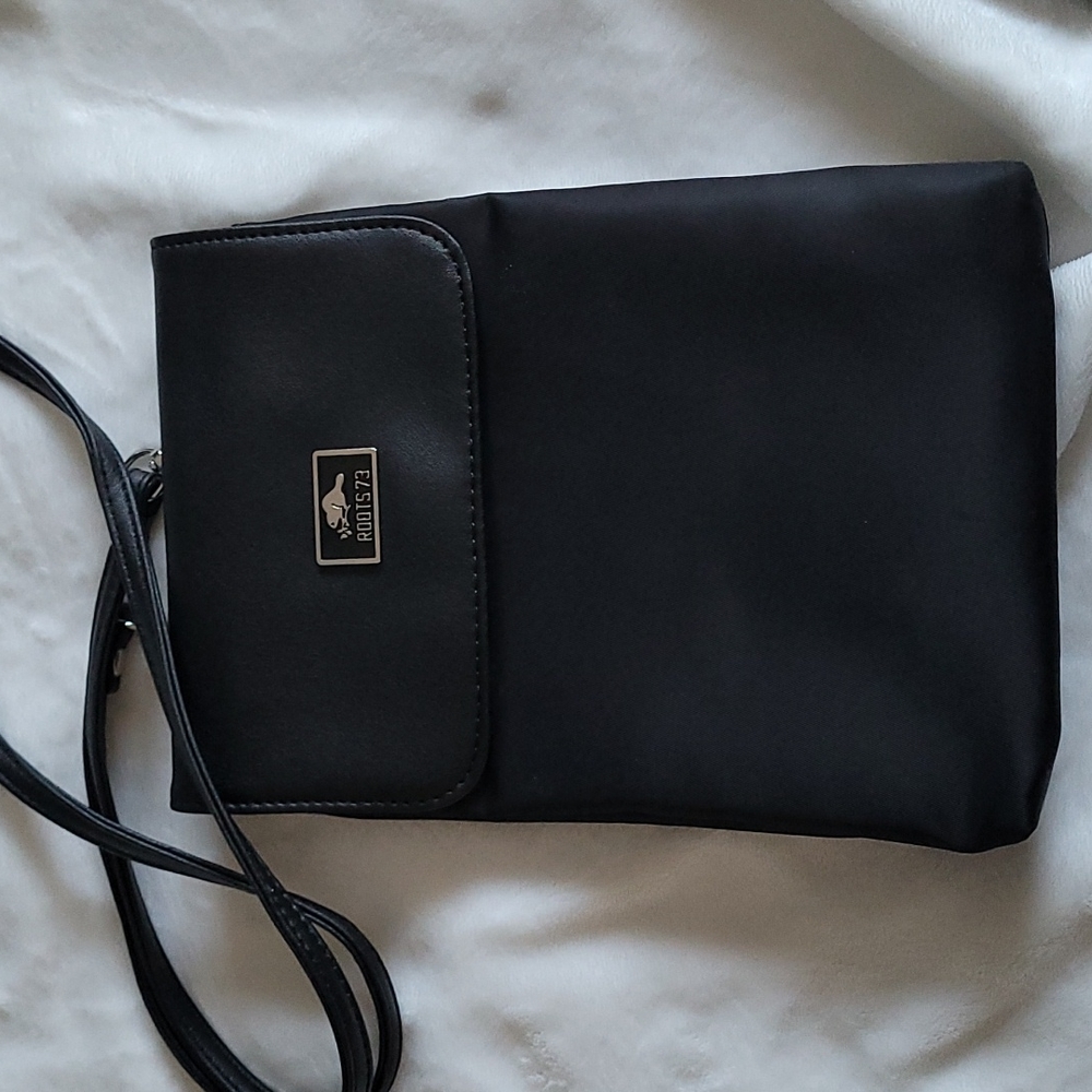 Roots73 black sling bag